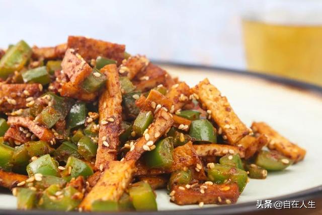 青椒炒豆腐的做法，豆腐做法简单又好吃（家常素食：青椒炒豆腐）