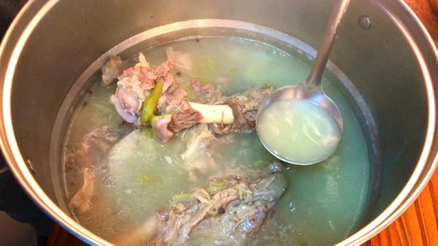 家常炖羊骨头的做法，大厨怎样炖羊骨头汤（千万别直接炖）