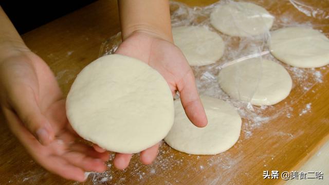 怎样做发面烧饼，怎么发面把烧饼烙得又软又好吃（新手零失败的发面饼做法）