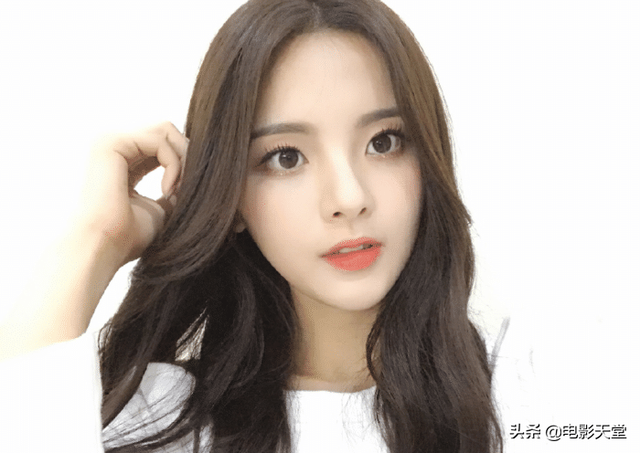 唯美文艺范的杨超越图片精选 点赞锦鲤杨超越 九月好事连连 ​​​​，杨超越可爱穿搭图片（杨超越与章子怡杨幂一起登上最美面孔榜）