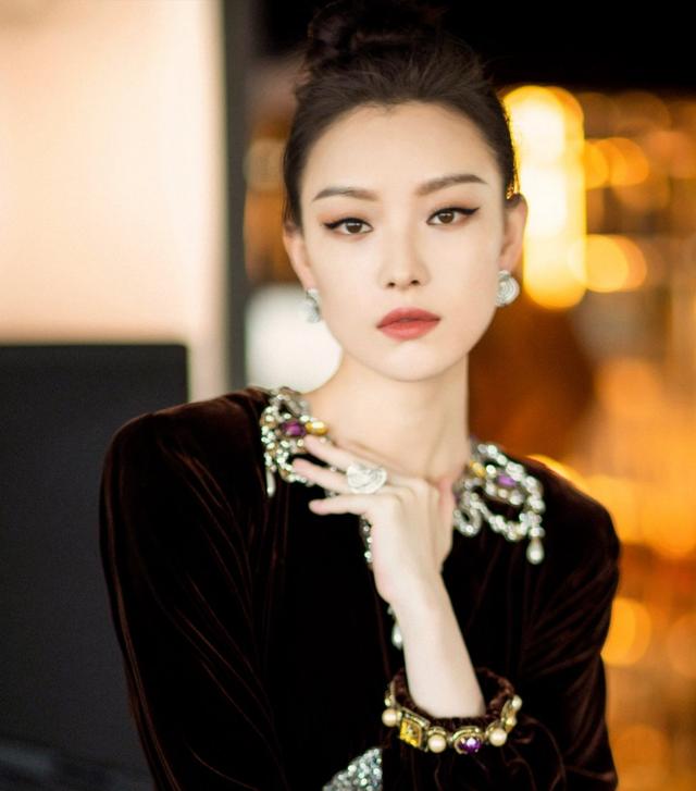 方脸剪什么发型好看，方脸有美人尖适合什么发型（想给方脸“削骨”并不难）