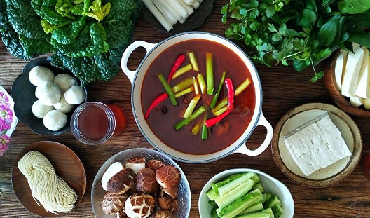 腊排骨火锅的做法，腊肉火锅做法图解（腊排骨火锅的家常做法）