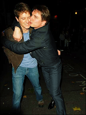 火炬木小组下载，英国最甜情侣是他俩（火炬木小组第一季在线下载）