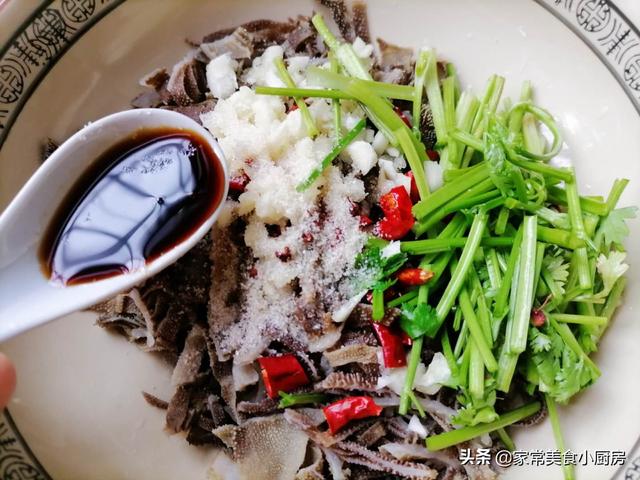 凉拌牛百叶的做法，凉拌牛百叶焯水多长时间（原来饭店里的凉拌牛百叶是这样做的）