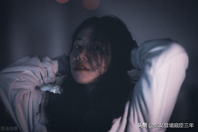 女生性格内敛说明什么，内敛是什么意思（女人会给你这种暗示）