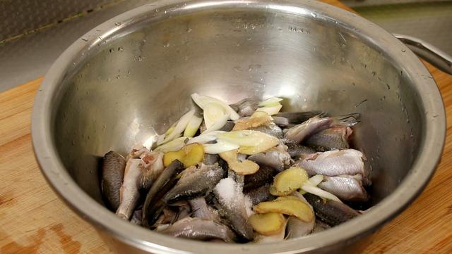 炸鱼的面糊怎么调，炸鱼的面糊如何做才能酥脆（炸鱼时，有人用淀粉有人用面粉）