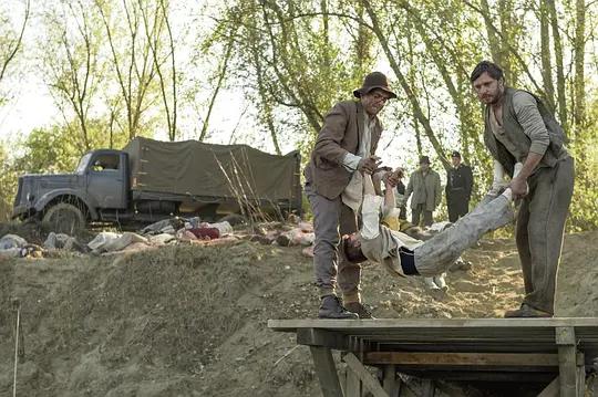 枪毙的一瞬间有感觉吗，枪决有感觉吗（这是德军屠杀犹太人的真实场景）