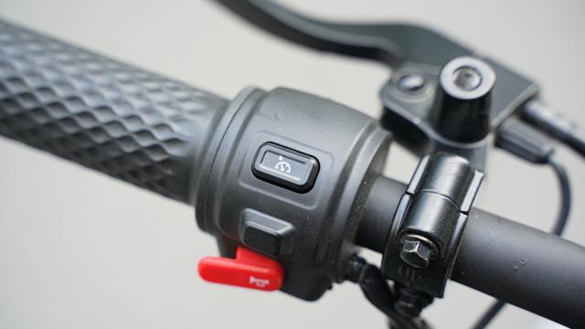 摇摆二轮滑板怎么玩，两轮滑板怎么玩（两千元档也能拥有全能选手）