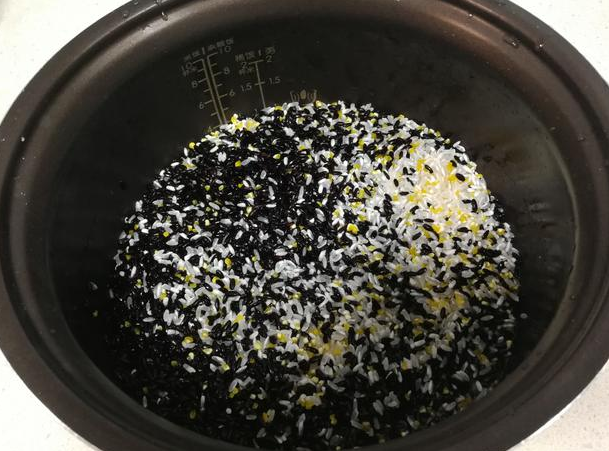 黑米不用泡直接蒸米饭能熟吗，黑米怎么蒸米饭才软（原来是少了这一步，难怪不好吃）