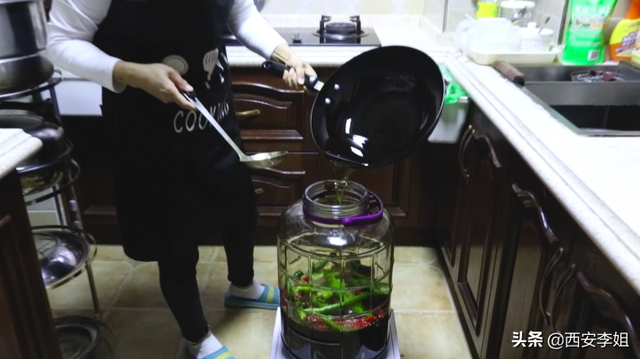 家庭怎样腌整条酸黄瓜，黄瓜怎么腌酸（二十年酱黄瓜配方首次公布）