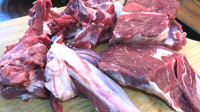 家常炖羊骨头的做法，大厨怎样炖羊骨头汤（千万别直接炖）