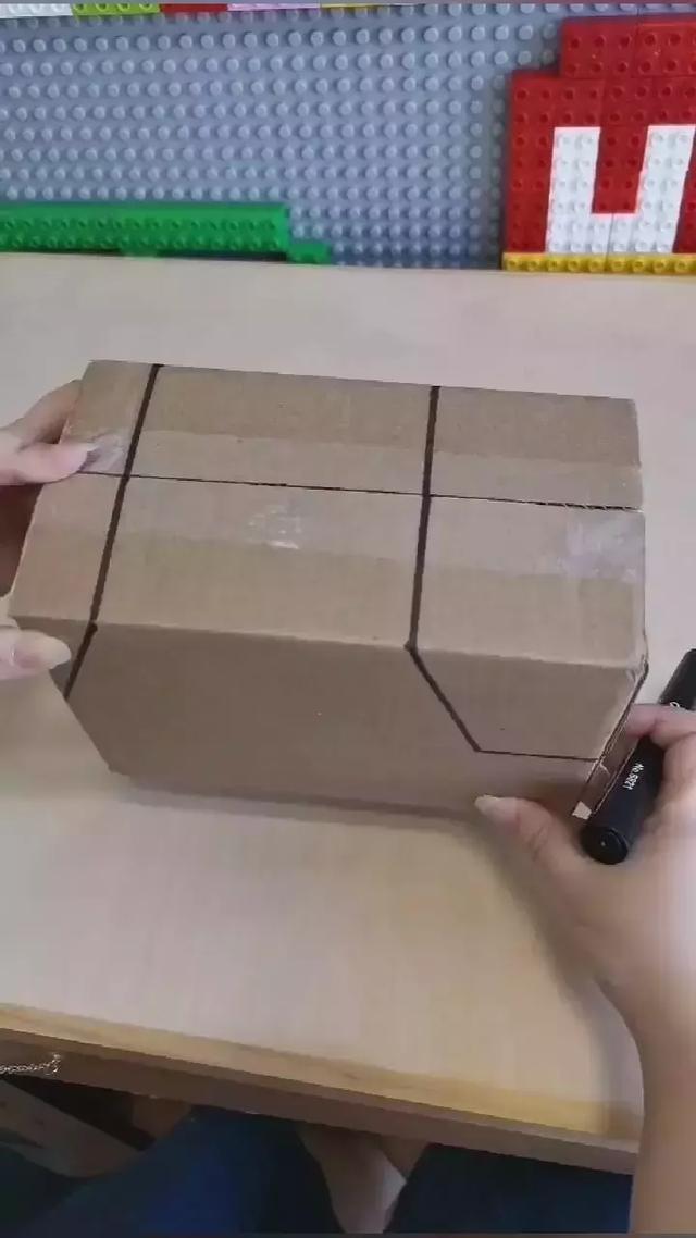 废旧纸盒做小汽车教程，怎么用纸盒做小汽车（幼儿园手工作业——纸箱小汽车）
