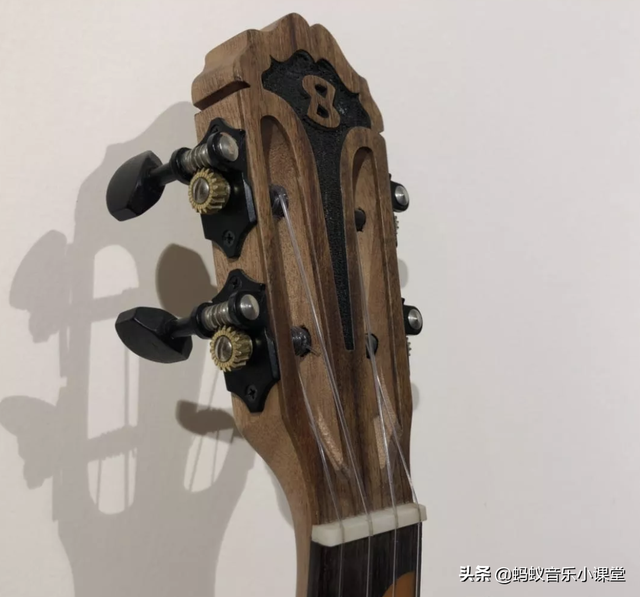 尤克里里怎么换弦，尤克里里怎么换弦视频（蚂蚁音乐-NO24.尤克里里的琴弦固定方式）