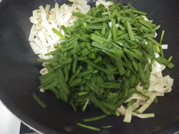 干豆腐炒韭菜的做法，冬天女人适合吃它