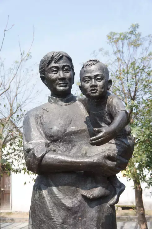 大堰河是人还是河，大堰河是一个人还是一条河（大堰河——我的保姆）