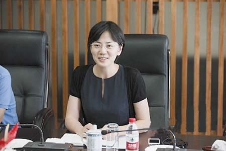 从央视名嘴到"涉案被查",经历人生跌宕后的沈冰,44岁在家相夫教女