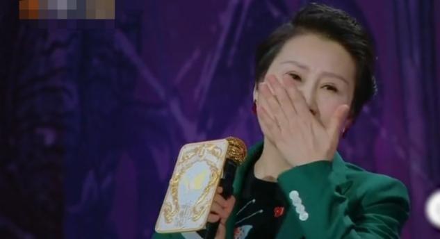 58岁张凯丽因年老落泪，不愿被叫奶奶？嫁二婚老公被宠成小姑娘
