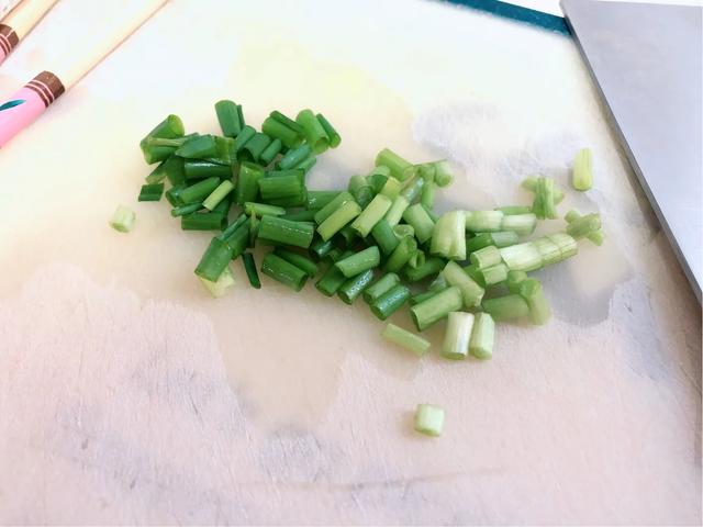 怎样煮鸡蛋面，鸡蛋面（煮鸡蛋面，先下鸡蛋还是先下面）