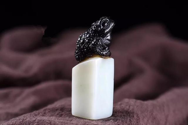 金蟾的寓意是什么，黑色金蟾的寓意是什么（如何在招财届里拥有一席之地）