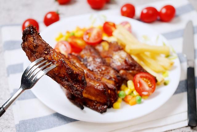 香烤猪排怎么做，香烤猪排怎么做好吃（我和家人就爱这样吃烤猪排）