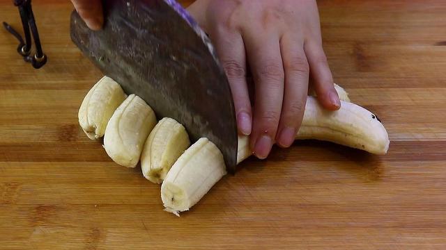 拔丝香蕉的做法，拔丝香蕉的家常做法（香蕉这样简单一做）