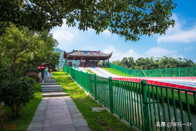 国内玻璃栈道旅游景点有哪些，分享给大家（造价500万玻璃栈道有着上帝视角）