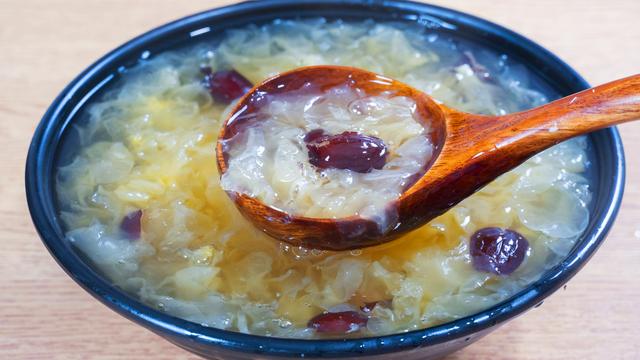 煮银耳怎么煮粘稠，煮银耳汤怎样做才稠（这才是煮银耳羹的正确做法）