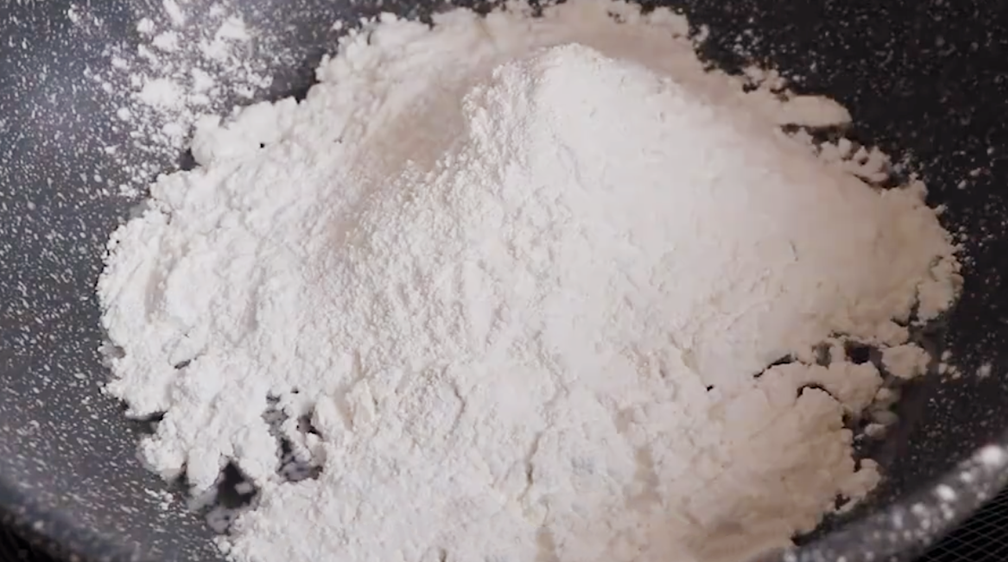 图片[2]-【江米条】做法步骤图 把糯米粉倒入滚烫开水里 出锅又酥又脆-起舞食谱网