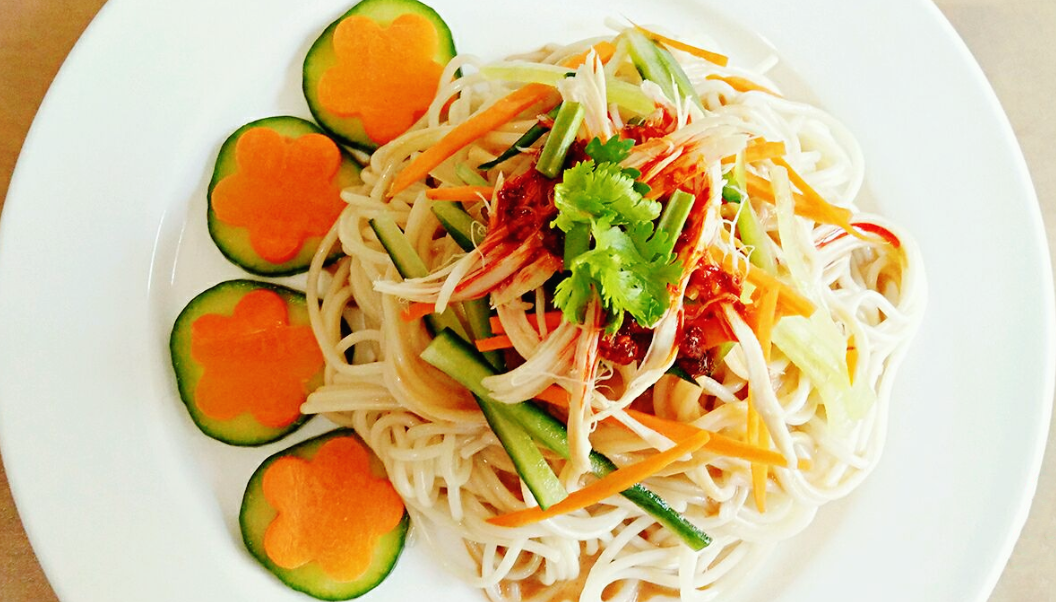 【鸡丝拌面】做法步骤图 夏天这样吃 开胃又解馋-起舞食谱网