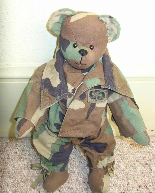 旧衣服怎样巧妙处理或利用，旧衣服怎么合理利用（妈妈把孩子的旧衣服变成了小熊玩偶）