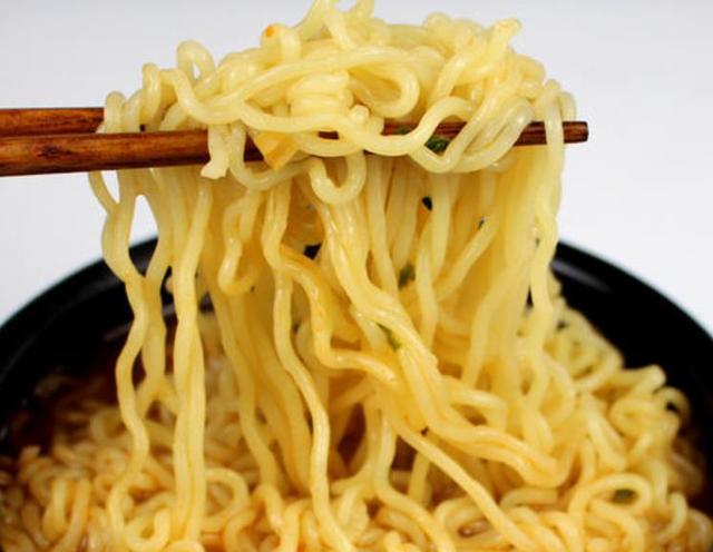 金城武的泡面神奇吃法，都在学何老师做泡面饼