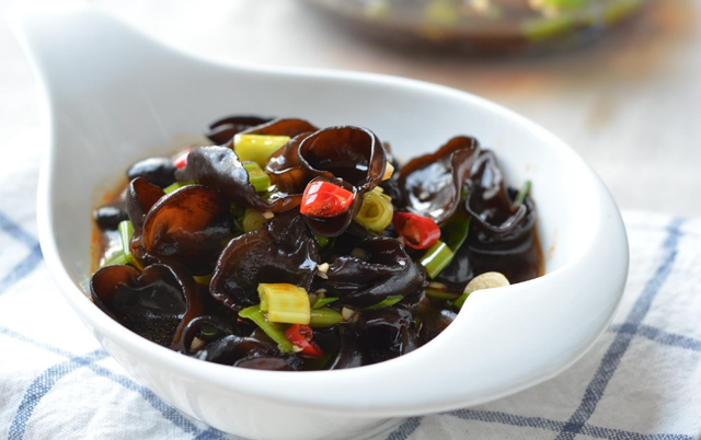 怎么样选够优质量的东北黑木耳，东北黑木耳的口感（4招保你挑到的木耳肥厚又劲道）