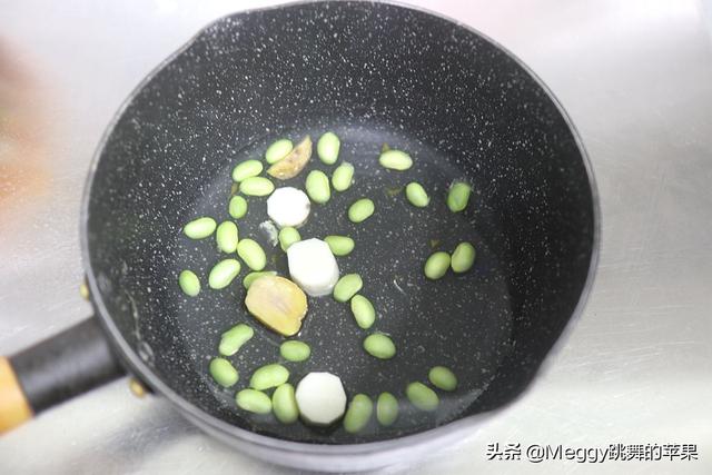 铁棍山药红枣怎么做甜汤，铁棍山药甜汤做法（秋天我家爱喝这汤）