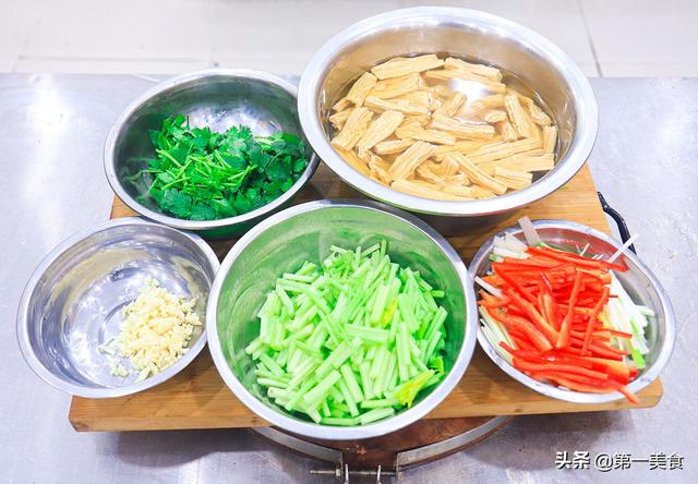 凉拌腐竹怎么做，腐竹怎么做——凉拌腐竹（凉拌腐竹家常做法）