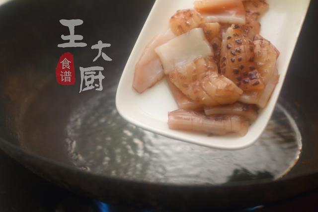 炒鱿鱼片鱼片的家常做法，爆炒鱿鱼片怎么做（洋葱爆炒鱿鱼的正确做法）