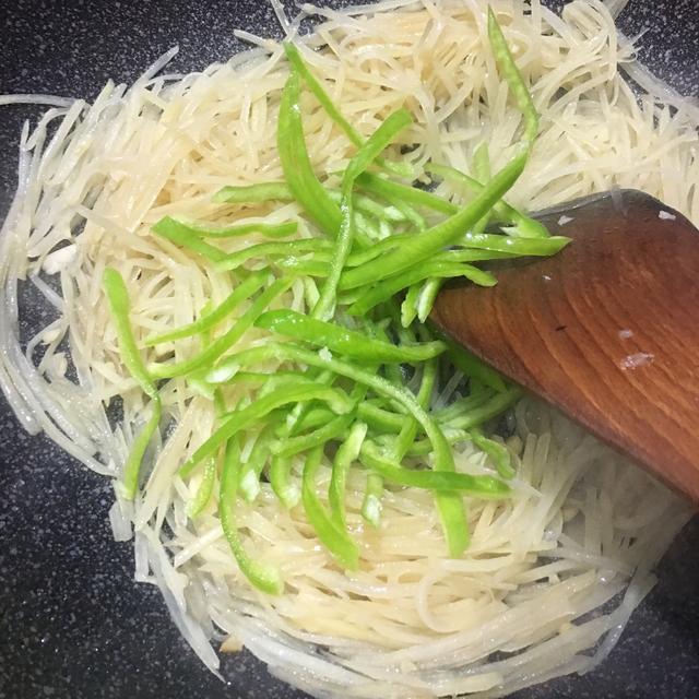 青椒土豆丝的做法，青椒土豆丝的做法步骤图片（懒人必备的青椒土豆丝）