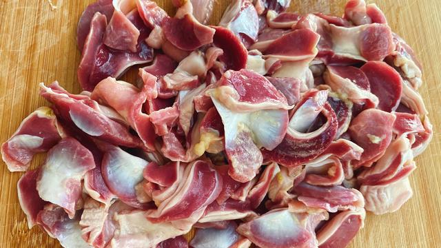 鸡胗是装鸡屎的部位吗，鸡胗是鸡的什么部位（鸡胗在鸡哪个部位）