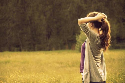 孤僻的人性格特点，性格孤僻的人的原因（四个性格特征就越是明显）