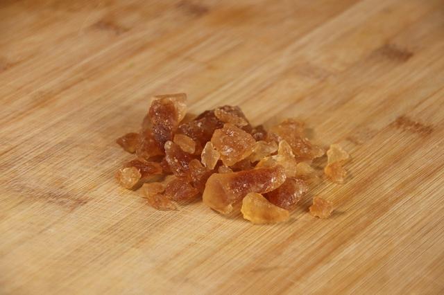 老冰糖和黄冰糖的区别，冰糖是怎样制成的（黄冰糖和白冰糖有什么区别）