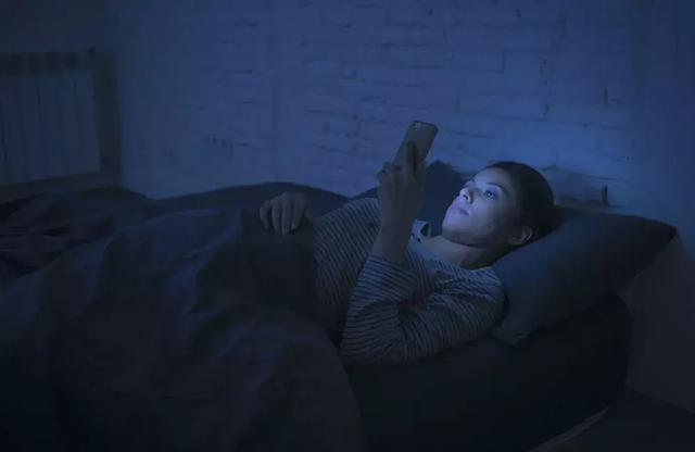 长时间玩手机的危害有哪些，长时间玩手机对大脑有哪些危害（  玩手机时间太久有哪些危害）