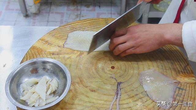 鱿鱼的处理方法，处理鱿鱼的全过程（厨师长把详细处理方法教给你）
