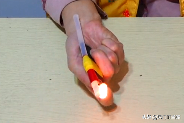 胶棒怎么用，胶棒胶怎么去除（热熔胶棒还可以这样用）