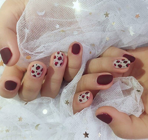 秋天指甲做什么颜色显白，适合冬天显白的指甲颜色（难怪女星大咖们都超爱）