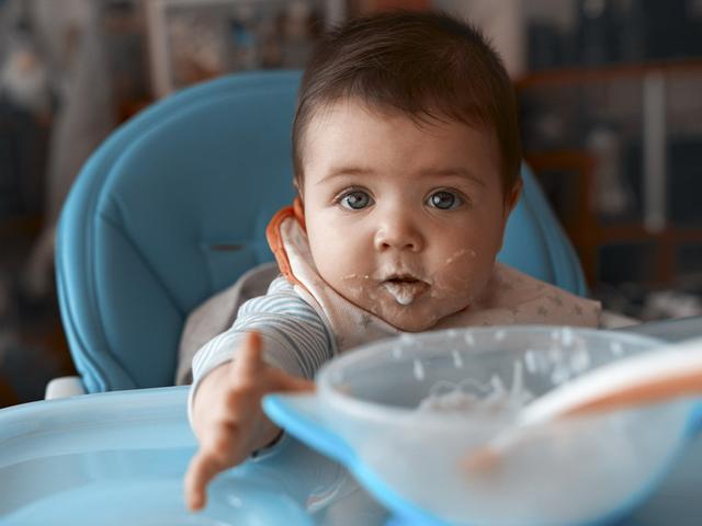四个月宝宝可以添加辅食吗，四个月的宝宝可不可以添加辅食（13个月宝宝还在吃糊状辅食）