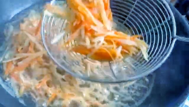 胡萝卜丝饼的做法，胡萝卜丝饼做法是什么（土豆胡萝卜擦成细丝一起做成早餐饼做法即简单又好吃全家都喜欢吃）