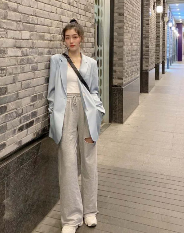灰色裤子配什么上衣，灰裤子配什么颜色上衣（这样搭配起来太养眼）