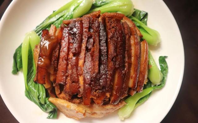 扣肉是哪里的菜，扣肉哪个城市最好吃最有名（为什么芋头会成为“扣肉”这道广东传统名菜中必备的搭配）