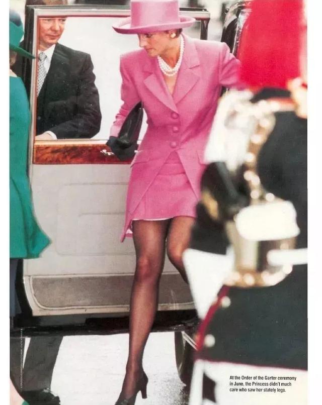 绫是什么丝袜品牌，绫家丝袜款式区别（把丝袜穿好是每个女人的基本功）