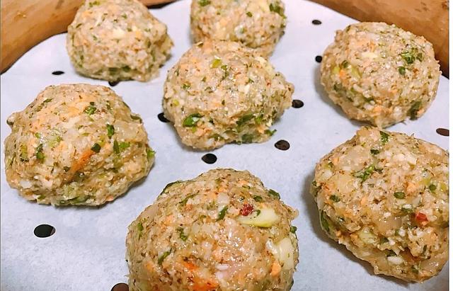 金毛幼犬吃什么，金毛幼犬吃什么蔬菜（金毛喂什么食物）