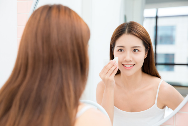 没有卸妆水怎么卸妆，没有卸妆水的情况下怎么卸妆（卸妆简单还不伤皮肤）